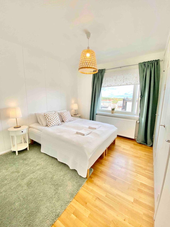 Dormitorio2 con una cama doble y vista a la ciudad.
