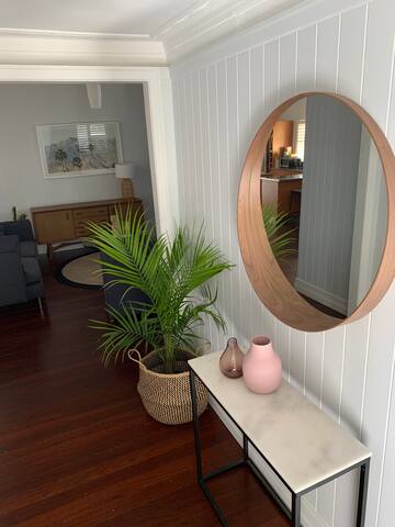 Charming 1920 4Br freestanding Plantation Qldr. gallery image 4