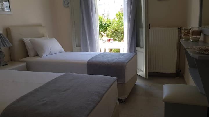 spálňa s oddelenými posteľami so sladkým balkónom