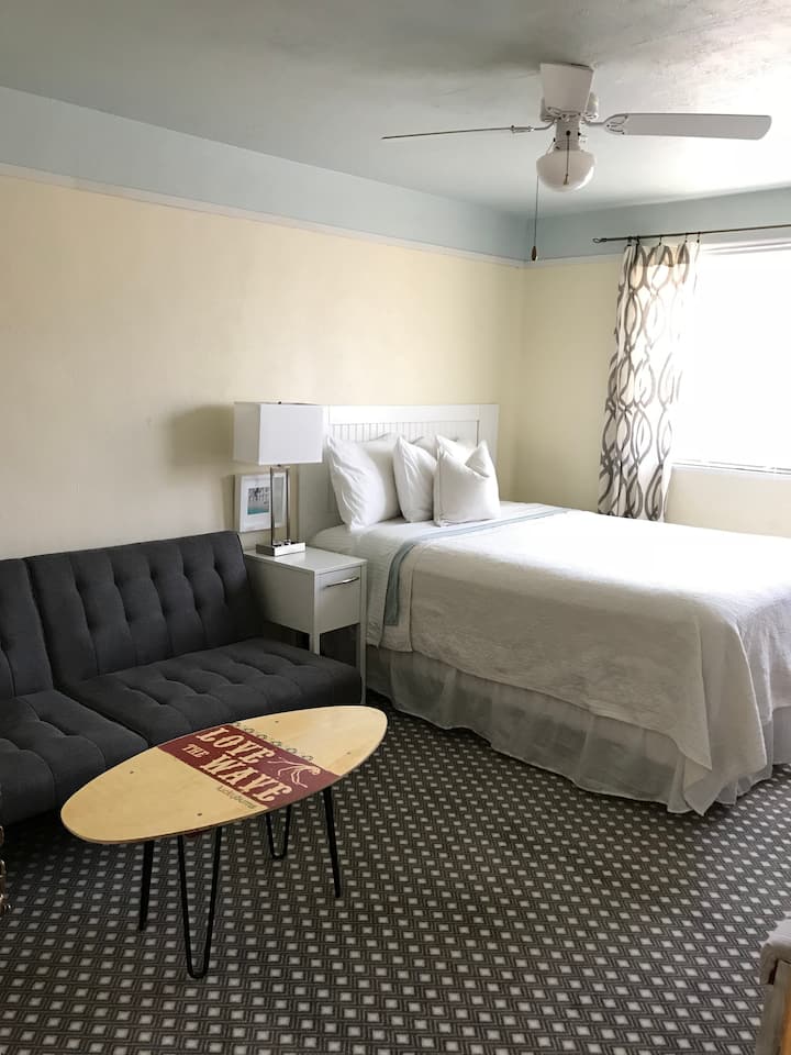 Nuestra tabla de skim/ mesa de centro jubilada es un gran lugar para relajarte después de un día de playa.