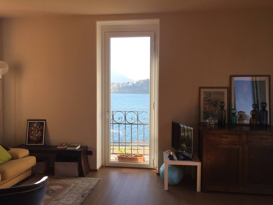 salotto fronte lago