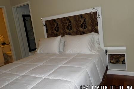 MASTER BEDROOM, DIRECT ACCESS FROM STREET