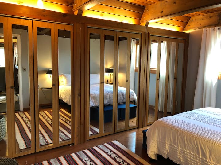 Კედლიდან კედლამდე კარადები და ხის ლამაზი ჭერი