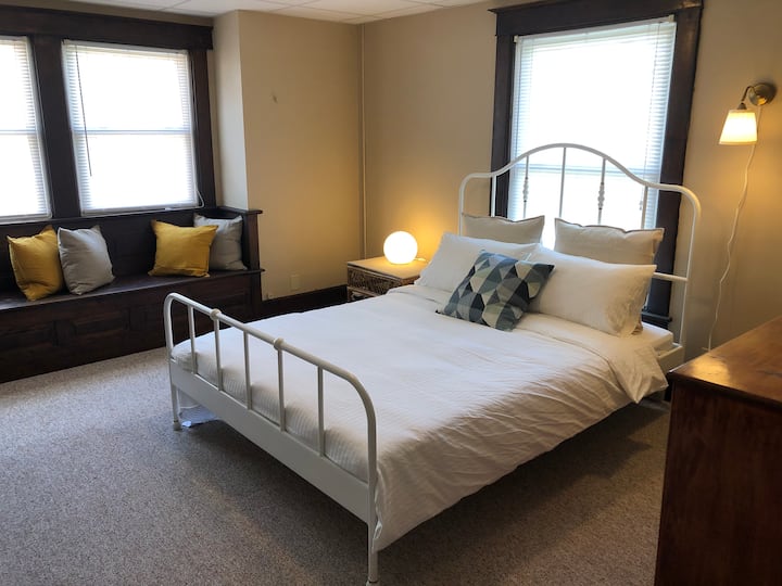 سرير بحجم كبير في غرفة النوم الواسعة 