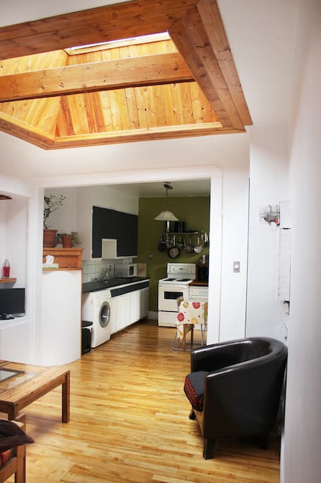 Vue de la cuisine à partir du salon, sous le puits de lumière