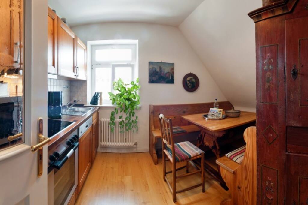 Küche mit Essecke / kitchen with seating area