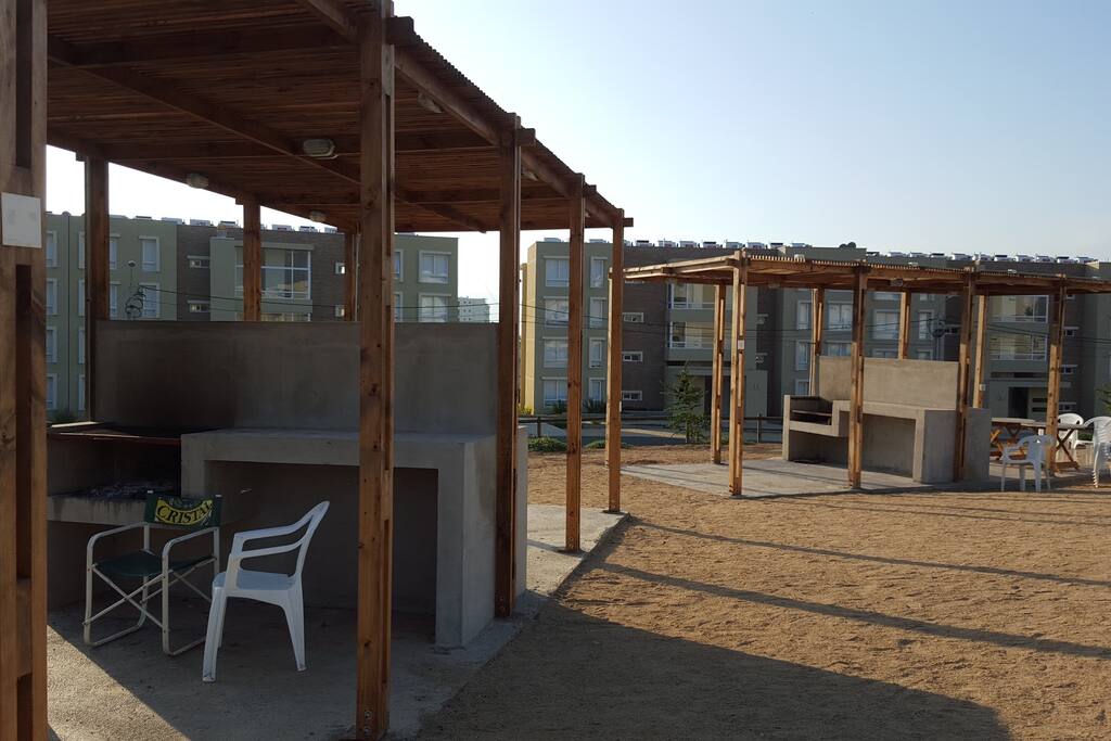 Sector de quincho junto a la piscina