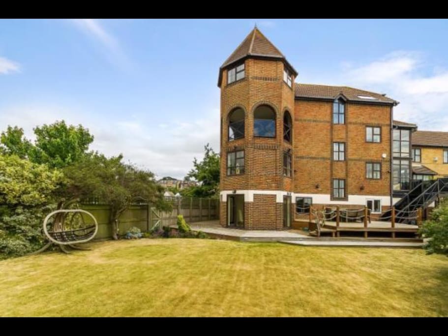 Good sized secure garden with lockable gate with park access