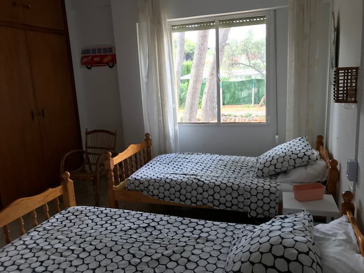 4号房设有两张1米宽单人床