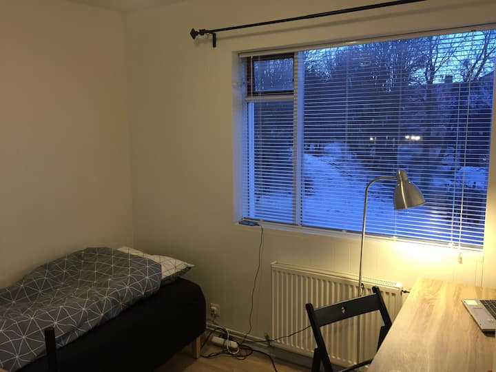 غرفة نوم (ج) بسرير فردي 90 سم. في الطابق العلوي.