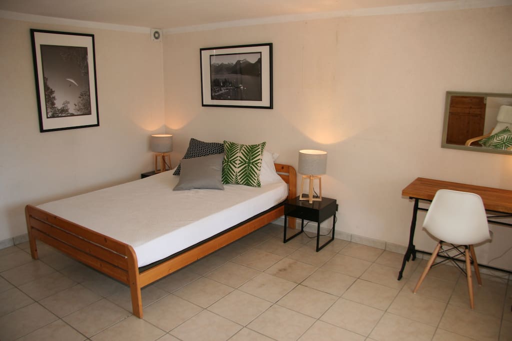 Grande chambre de 16m2 avec lit double