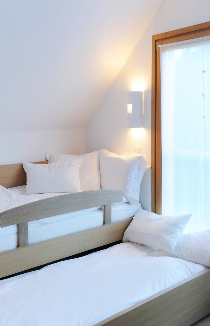 Საჭიროებისამებრ, მესამე საძინებელი ორსართულიანი საწოლით.