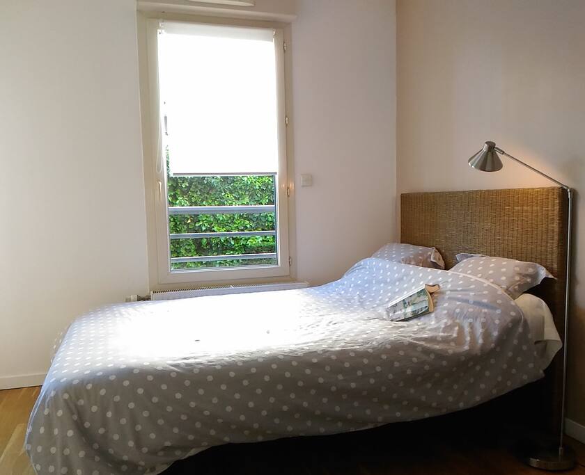 Une des deux fenêtres de la chambre.