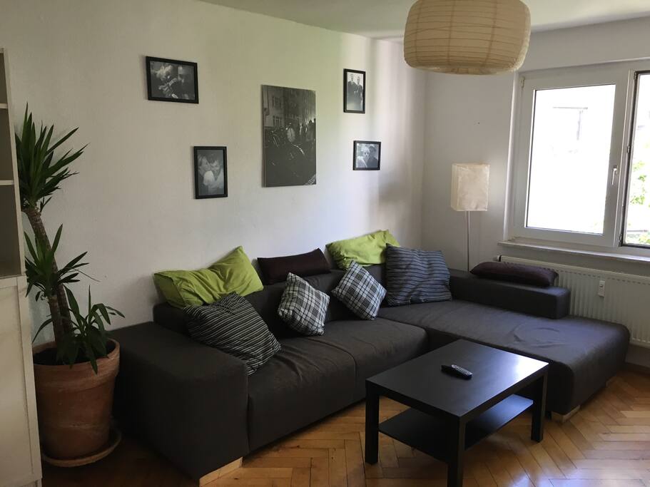 Ein Blick in unser Wohnzimmer mit gemütlicher Couch. Natürlich auch für unsere Gäste.