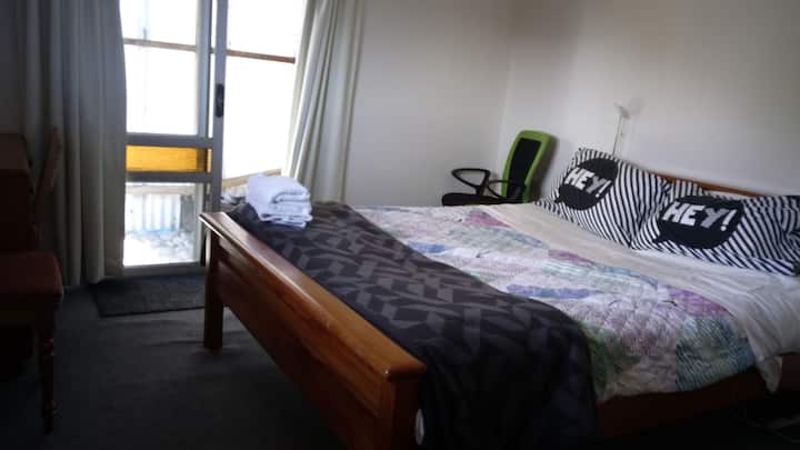 غرفة نوم كبيرة بسرير بحجم كبير