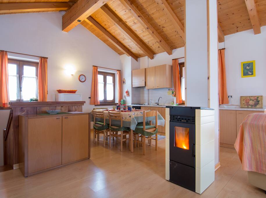 Cucina, tavolo da pranzo e stufa a pellet