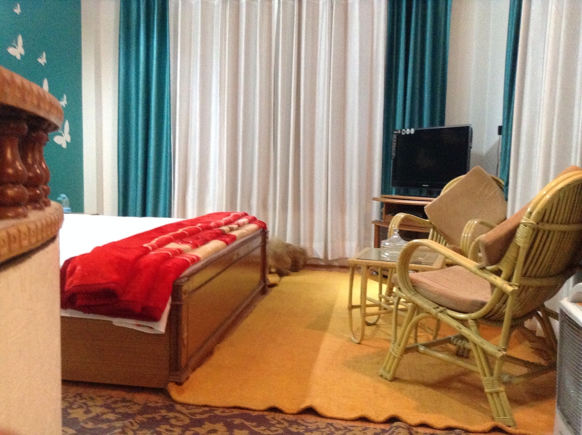 Спалня с HD телевизор и стол от тръстика за ваше забавление и за почивка. 