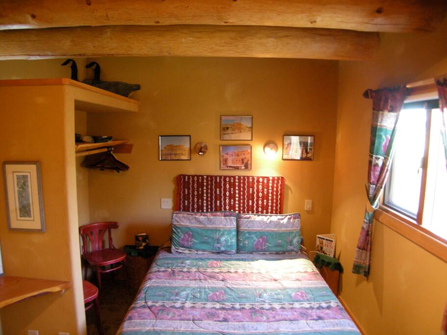 Queen bed with A/C