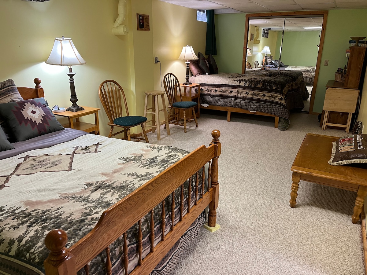 Spoločná spálňa na prízemí. Dve manželské postele