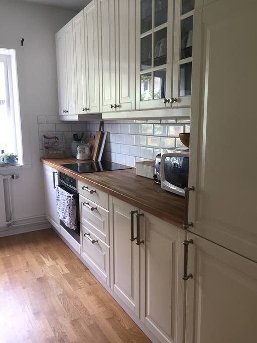 Kitchen. Oats, bread, butter, jam and coffee/tee available for guests :)