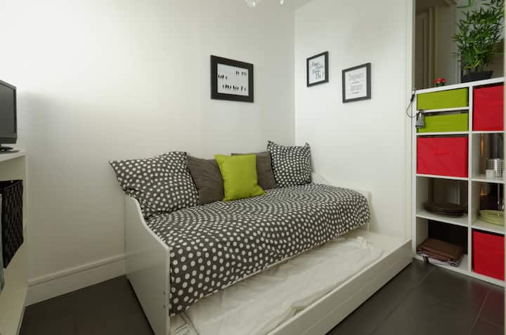 La petite chambre avec  2 lits simples 90cm/200cm /small room with 2 single beds