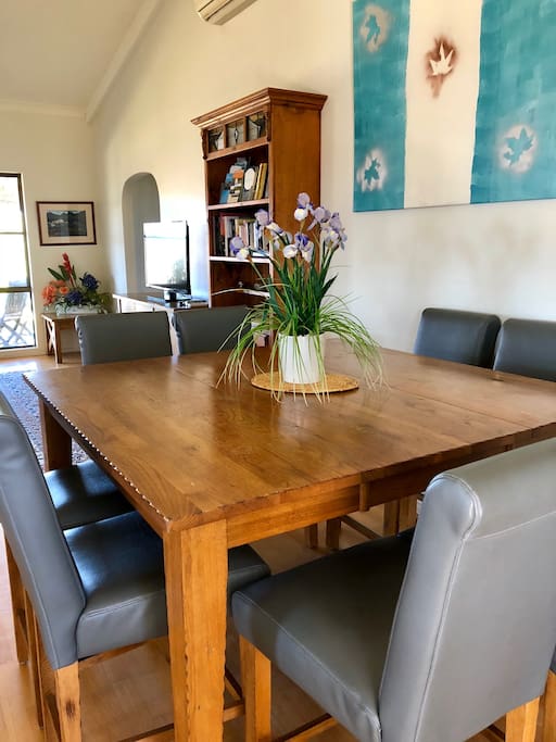 Dining area at Dam It Getaway homestead- book your holiday now!