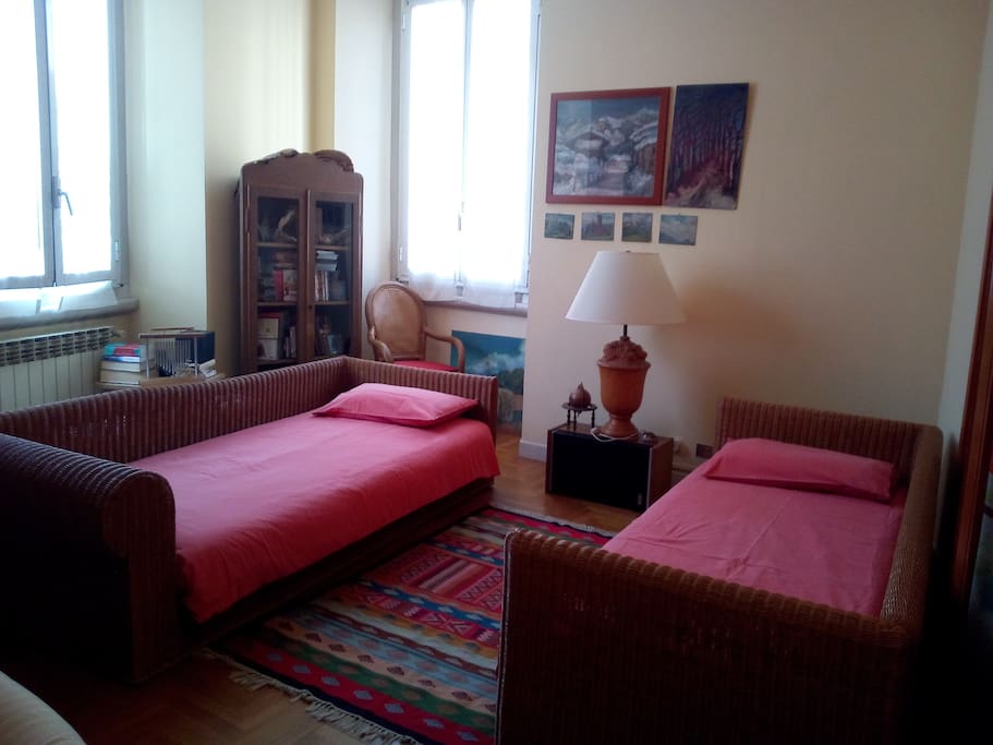 Il salotto con i due divani preparati a letto
