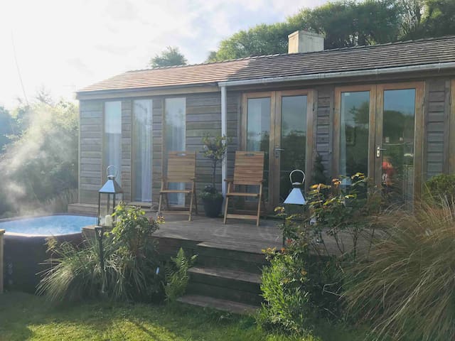 Cosy Cabin Spa in pretty rural village