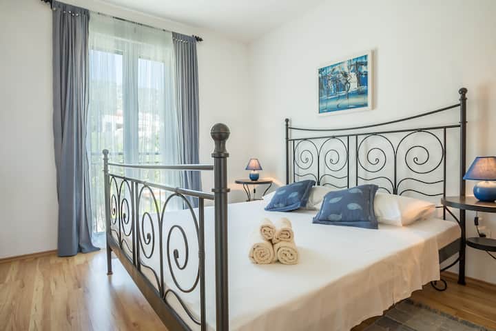 Zlatni Bol Apartment A2+2 South terrace & Sea View