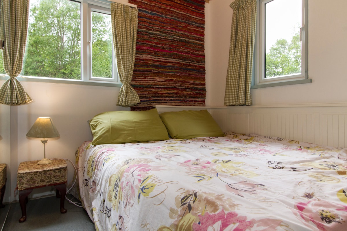 Un lit pour 2 personnes.