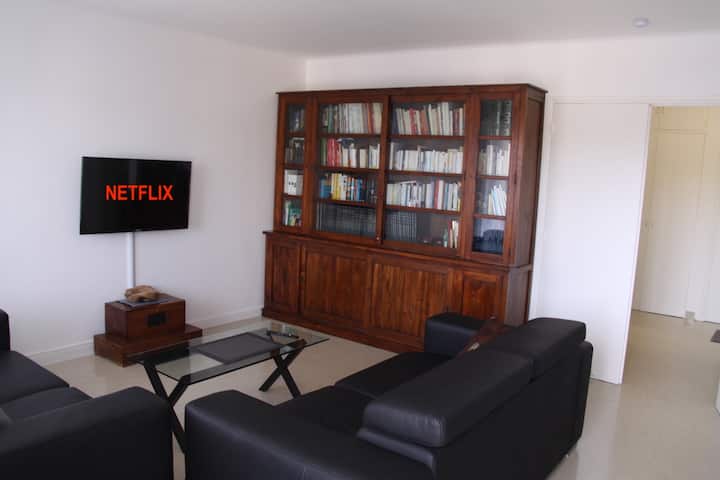 Ukumbi wa televisheni ulio na NETFLIX 