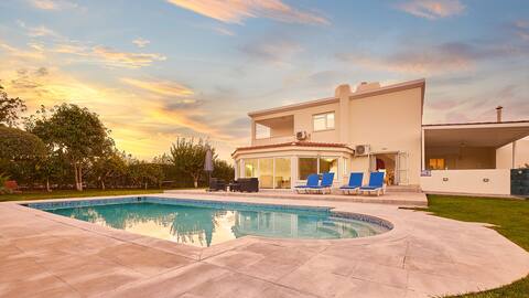Villa Natalia - A luxurious 4 bed oasis with pool