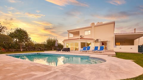 Villa Natalia - A luxurious 4 bed oasis with pool