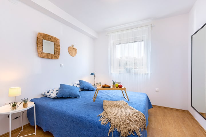 卧室1.
- 1张双人床（ 180-200厘米）。