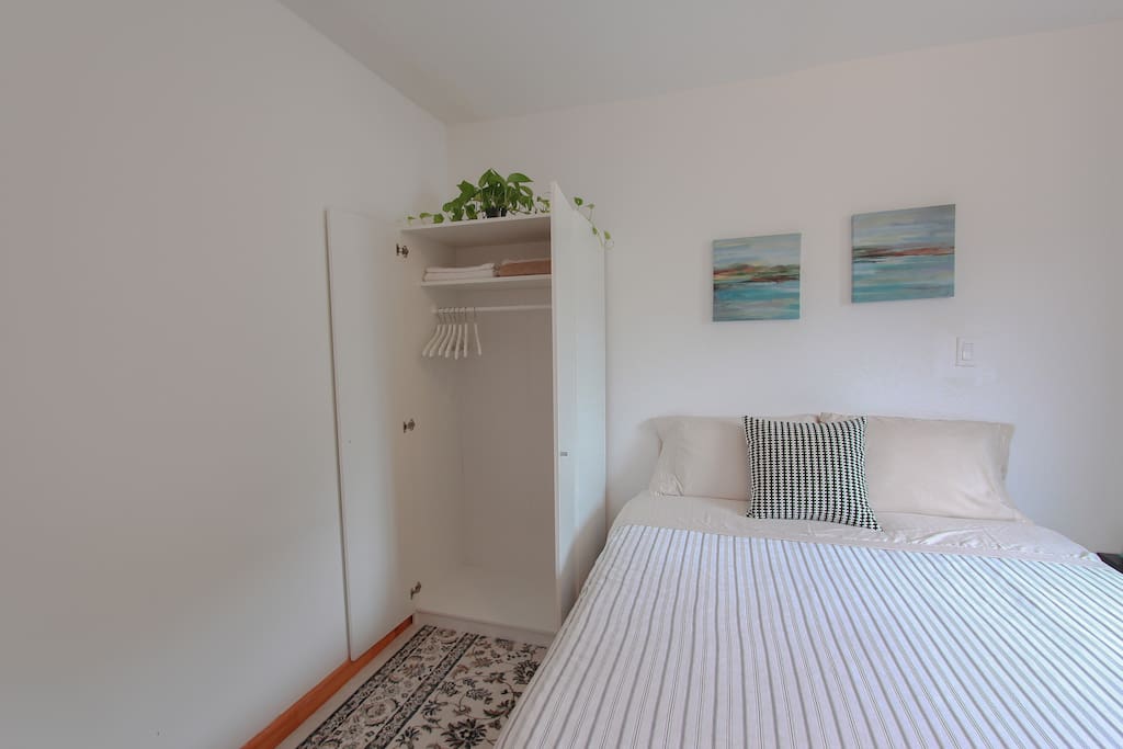 Closet and hanging to keep your clothes fresh and wrinkel free