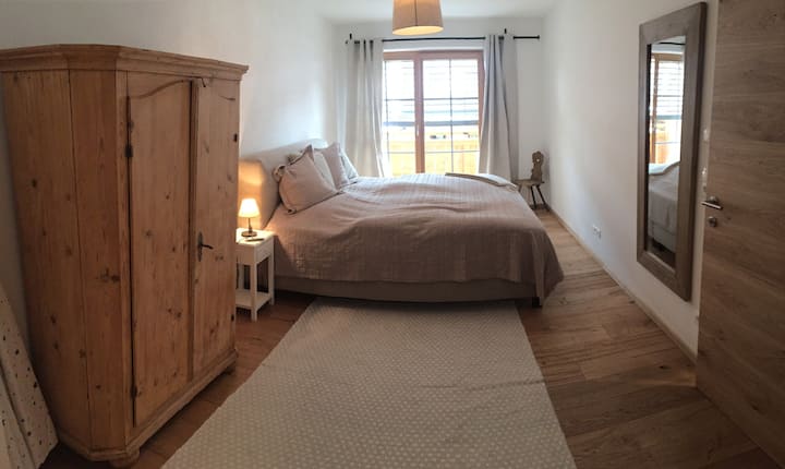 带浴缸的大卧室