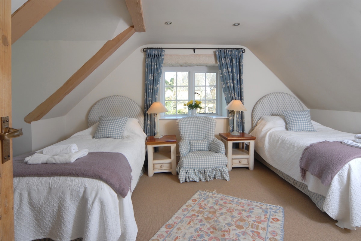 Dhomë gjumi binjake në katin e parë 