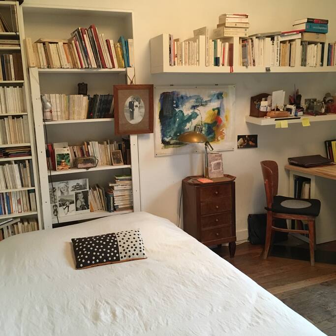 Deuxième chambre, lit 140, disponibilité variable.