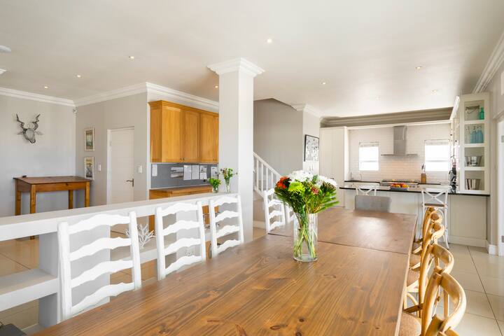 Beach House with views of Table Mt. (large groups) gallery image 4