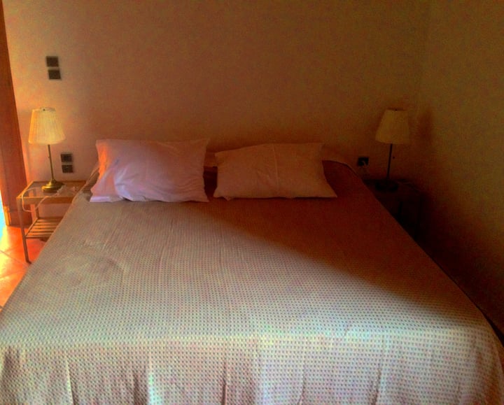 غرفة النوم الرئيسية بسرير مزدوج بحجم كوين!