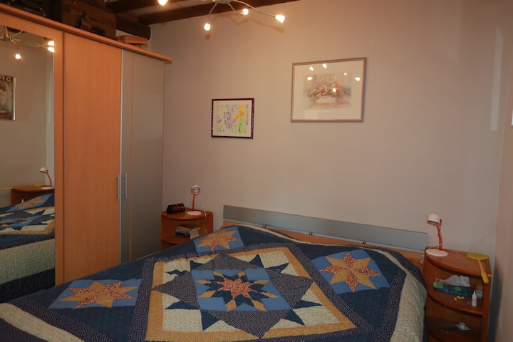 La habitación de una sola planta, cama de matrimonio somieres ajustables, amplios espacios de almacenamiento.