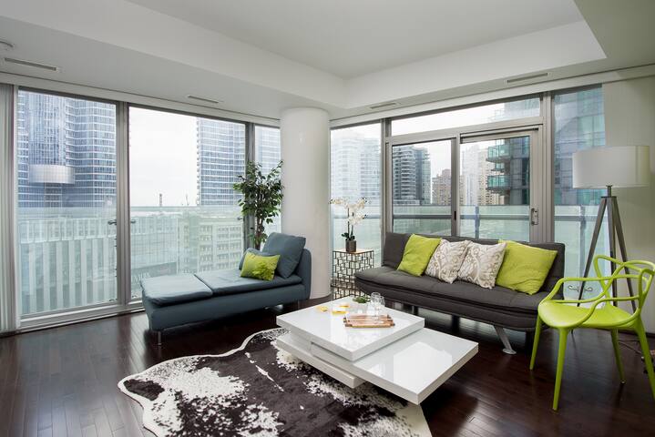 Big Modern Corner 3BDRM Condo MTCC, CN, Waterfront gallery image 2