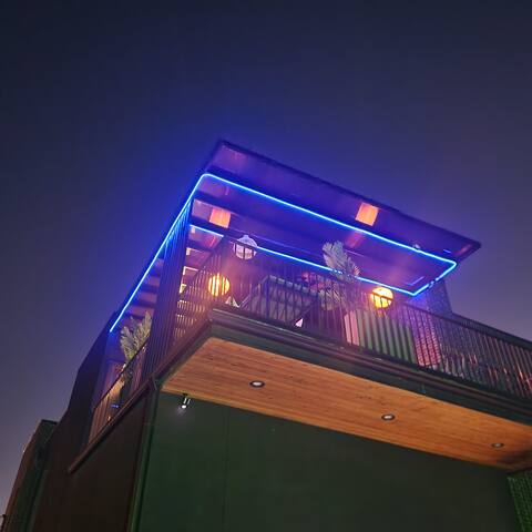 Modern 4 bedroom home with pool gallery image 2