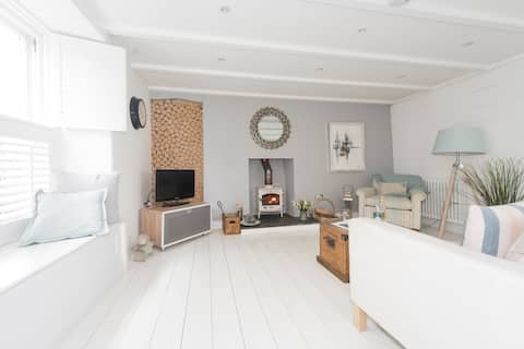 Popular Airbnb listing: Romantic Bolthole for Two. Charming Bijou Cottage. in Penzance