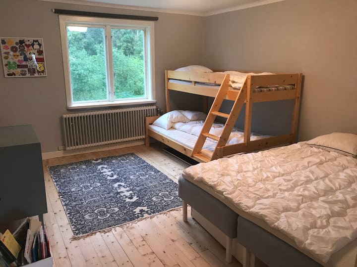 Spálňa 2 na poschodí (rodinná posteľ a manželská posteľ)