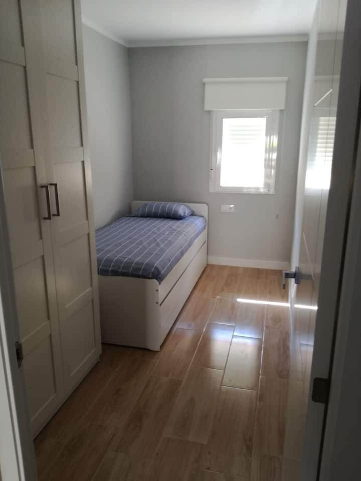 Chumba cha kulala kilicho na kitanda cha kusukumwa