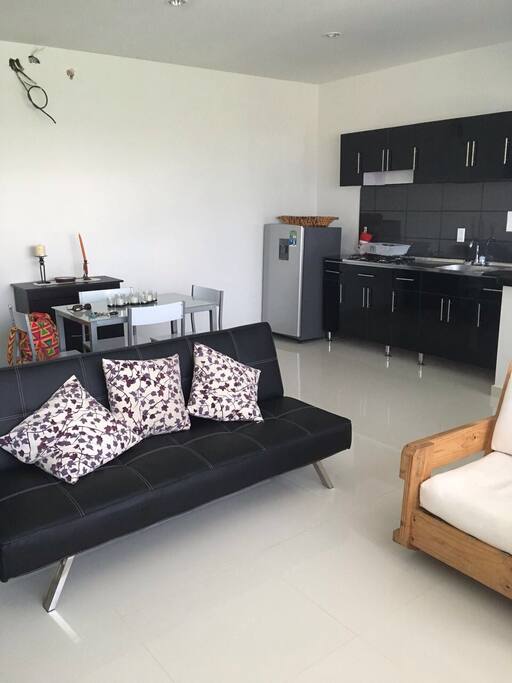 Sala con todas las comodidades, incluyendo un sofá cama.