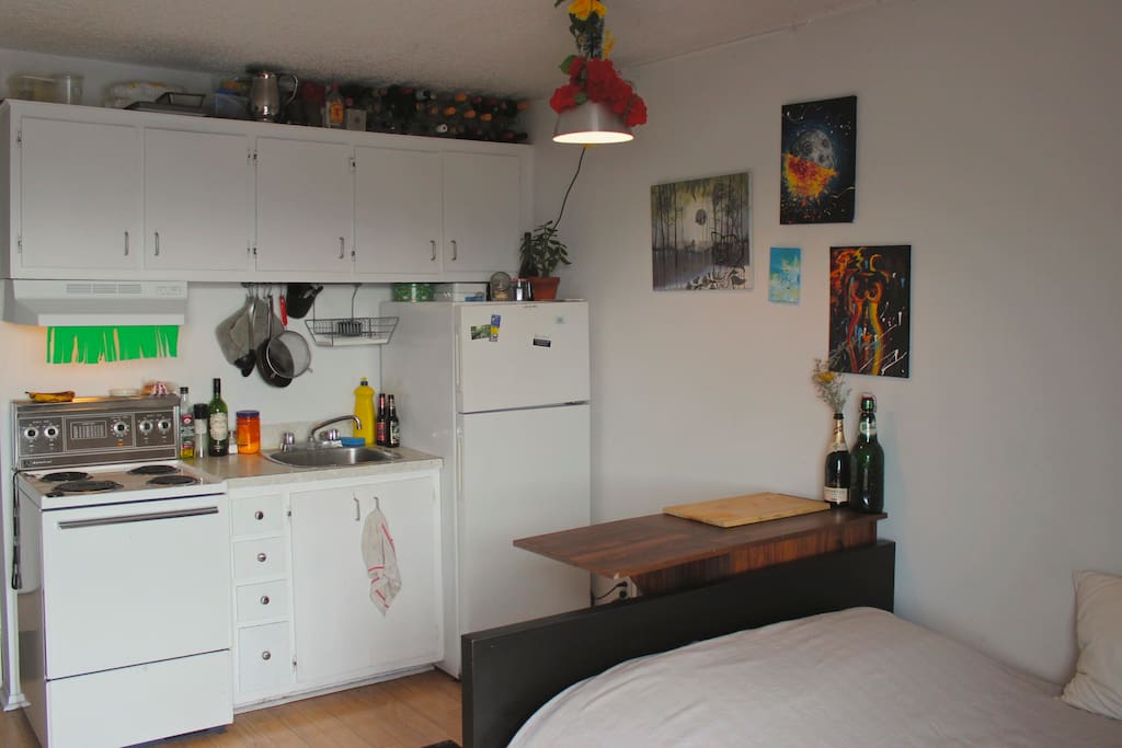 Small kitchen is versatile incl. coffee maker and toaster over.