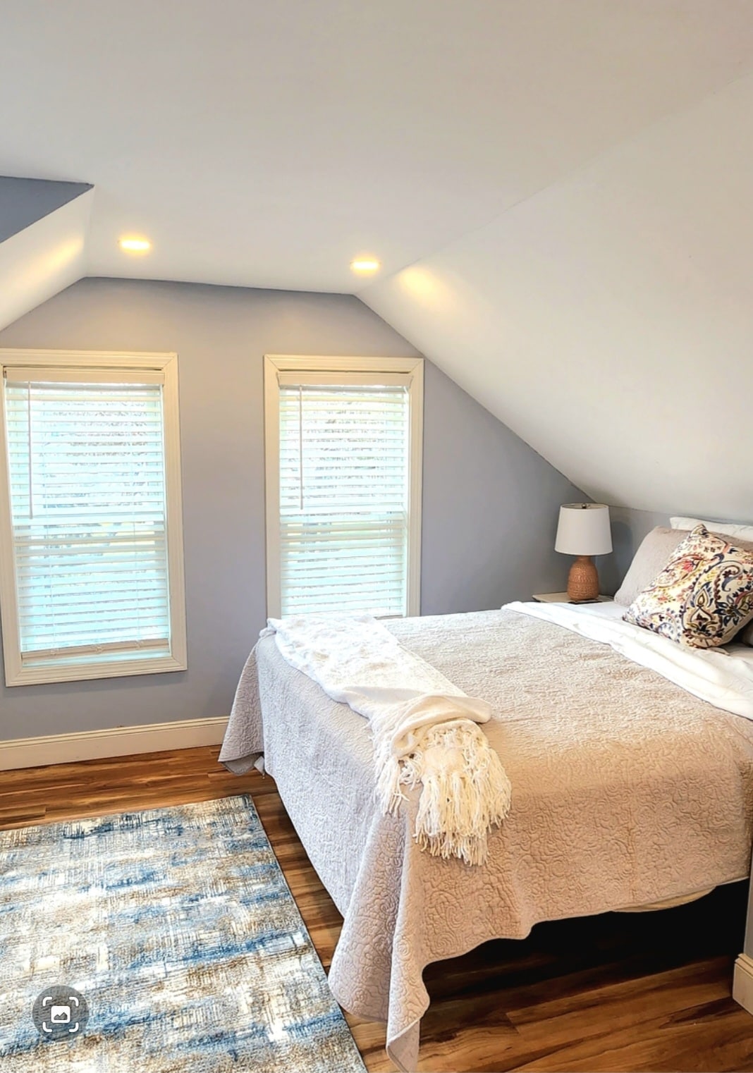 príjemná spálňa s manželskou posteľou