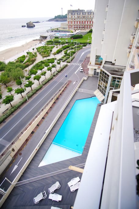 Piscine privée avec bassin enfant face mer